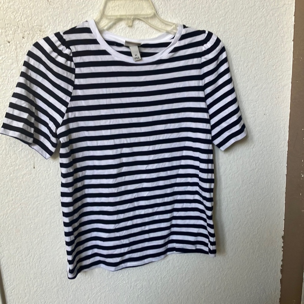 FINAL MARKDOWN A new day tee extra small